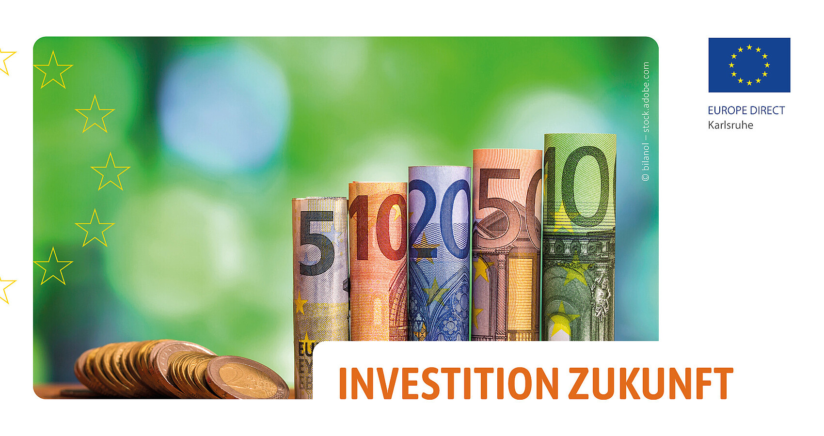 Das Bild zeigt mehrere Euromünzen sowie je einen 5 bis 100 Euroscheine vor einem grünen Hintergrund. Auf der linken Seite ist ein halber Sternenkreis und rechts das Logo des EUROPE DIRECT Karlsruhe abgebildet. Unten rechts steht in orangenen Großbuchstaben „Investition Zukunft“.