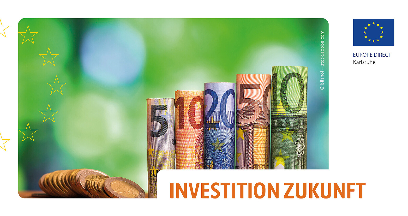 Das Bild zeigt mehrere Euromünzen sowie je einen 5 bis 100 Euroscheine vor einem grünen Hintergrund. Auf der linken Seite ist ein halber Sternenkreis und rechts das Logo des EUROPE DIRECT Karlsruhe abgebildet. Unten rechts steht in orangenen Großbuchstaben „Investition Zukunft“.