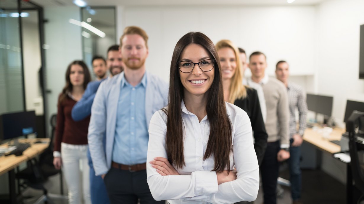 Bild zeigt Menschen im Büro