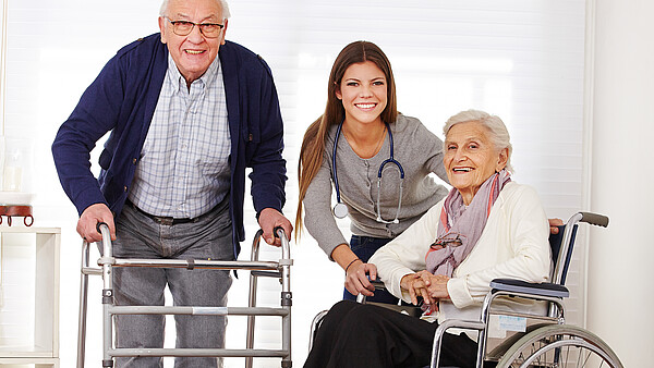 Altenpflegehelferin mit zwei Senioren