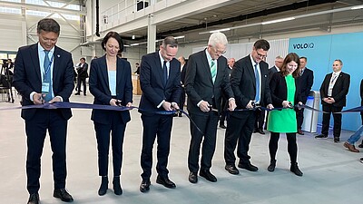 Bild zeigt Ministerpräsident Kretschmann und Regierungspräsidentin Bay mit anderen beim Durchschneiden des Bandes zur Eröffnung
