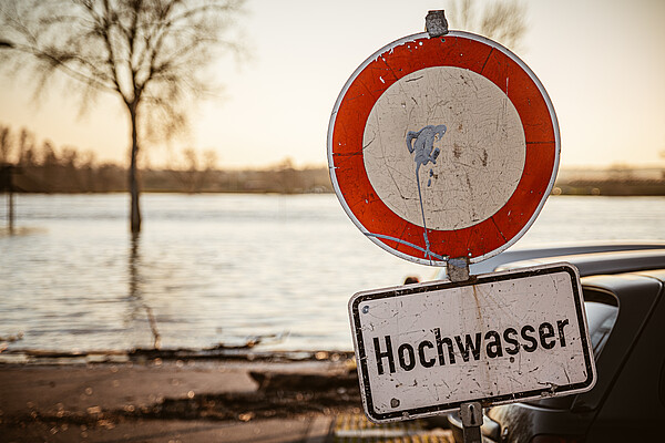 Schild Hochwasser vor Gewässer Schild Hochwasser vor Gewässer