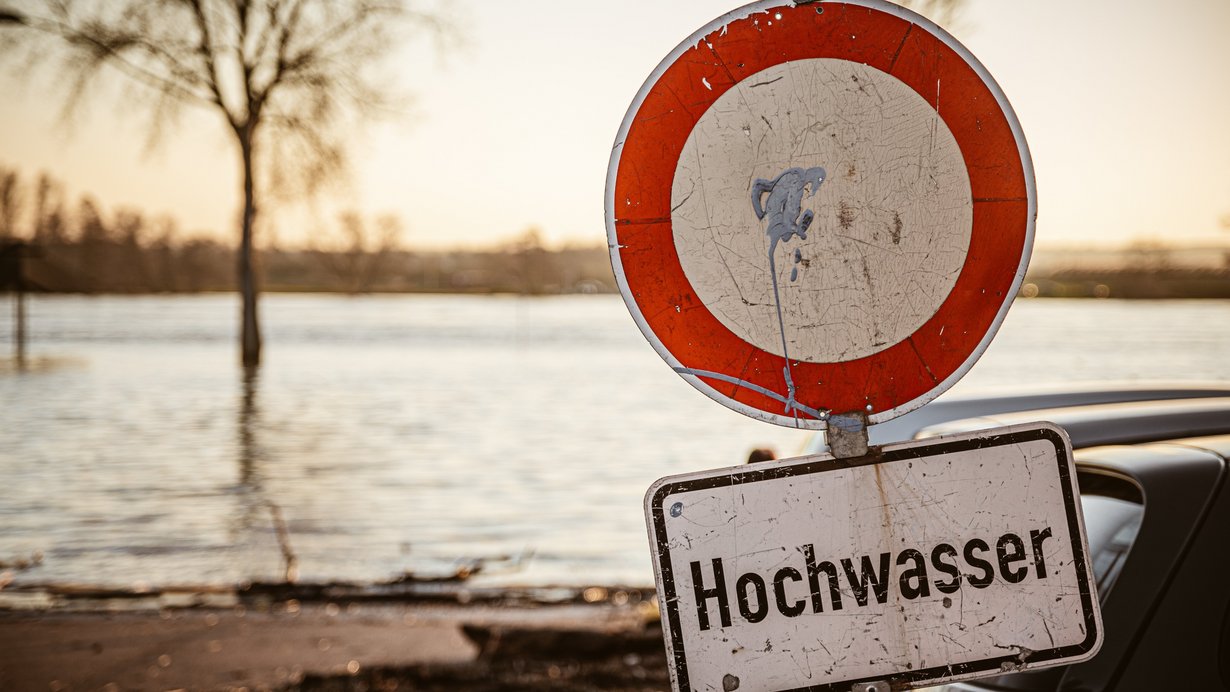 Schild Hochwasser vor Gewässer