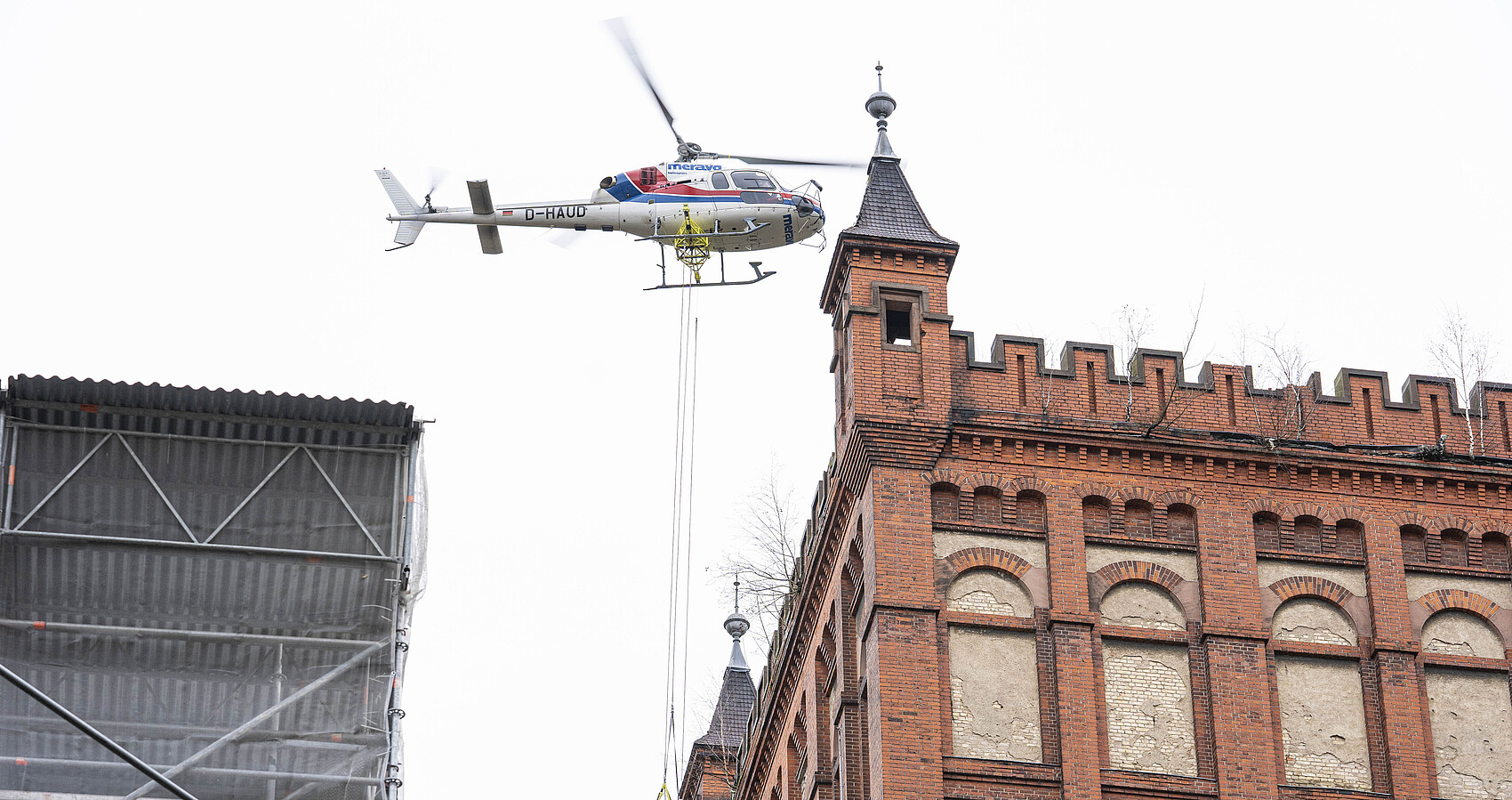 Bild zeigt den Hubschraubereinsatz über der Hildebrandschen Mühle in Weinheim