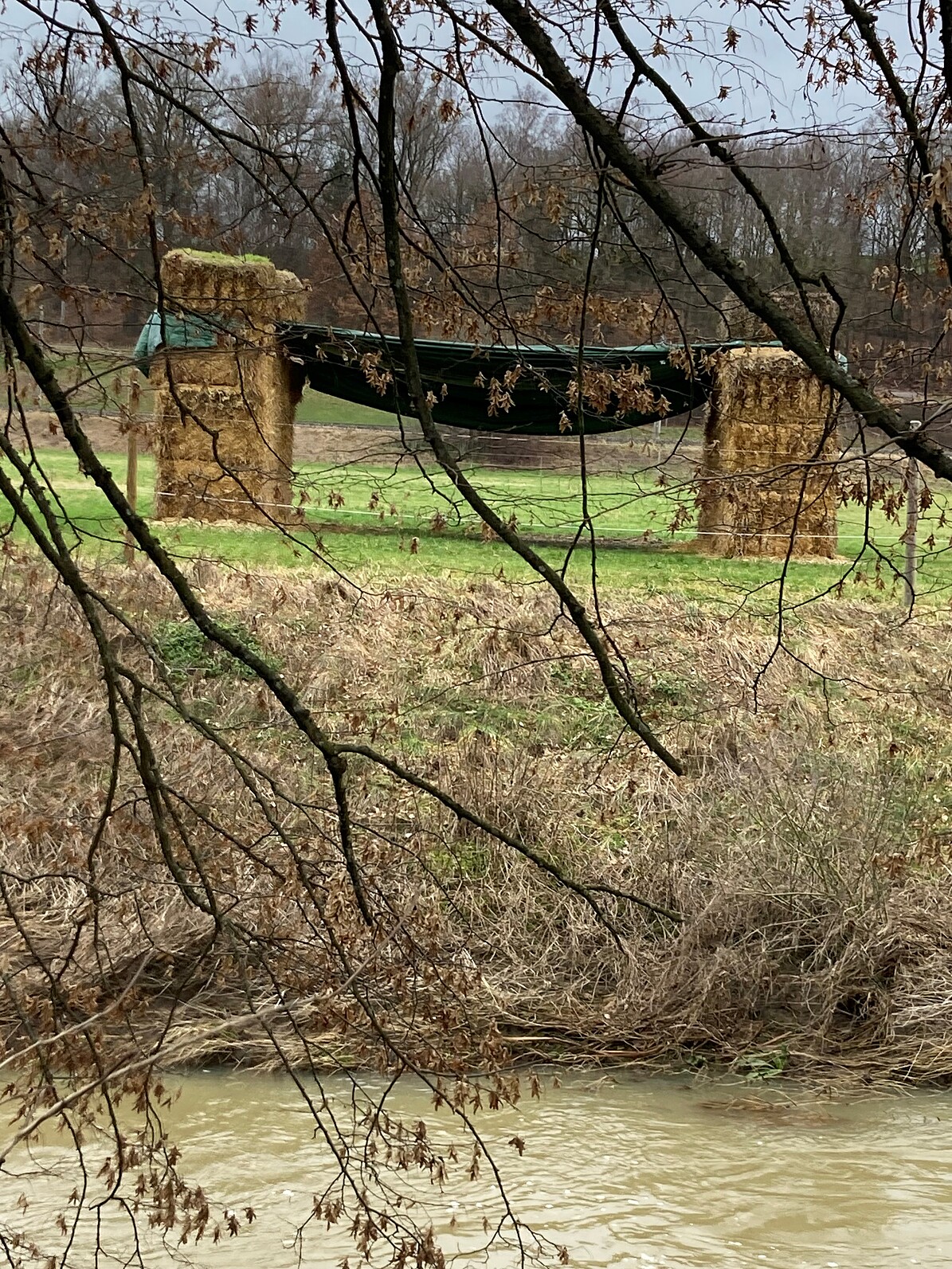 Ein Weideunterstand steht auf dem Grünstreifen neben der Jagst