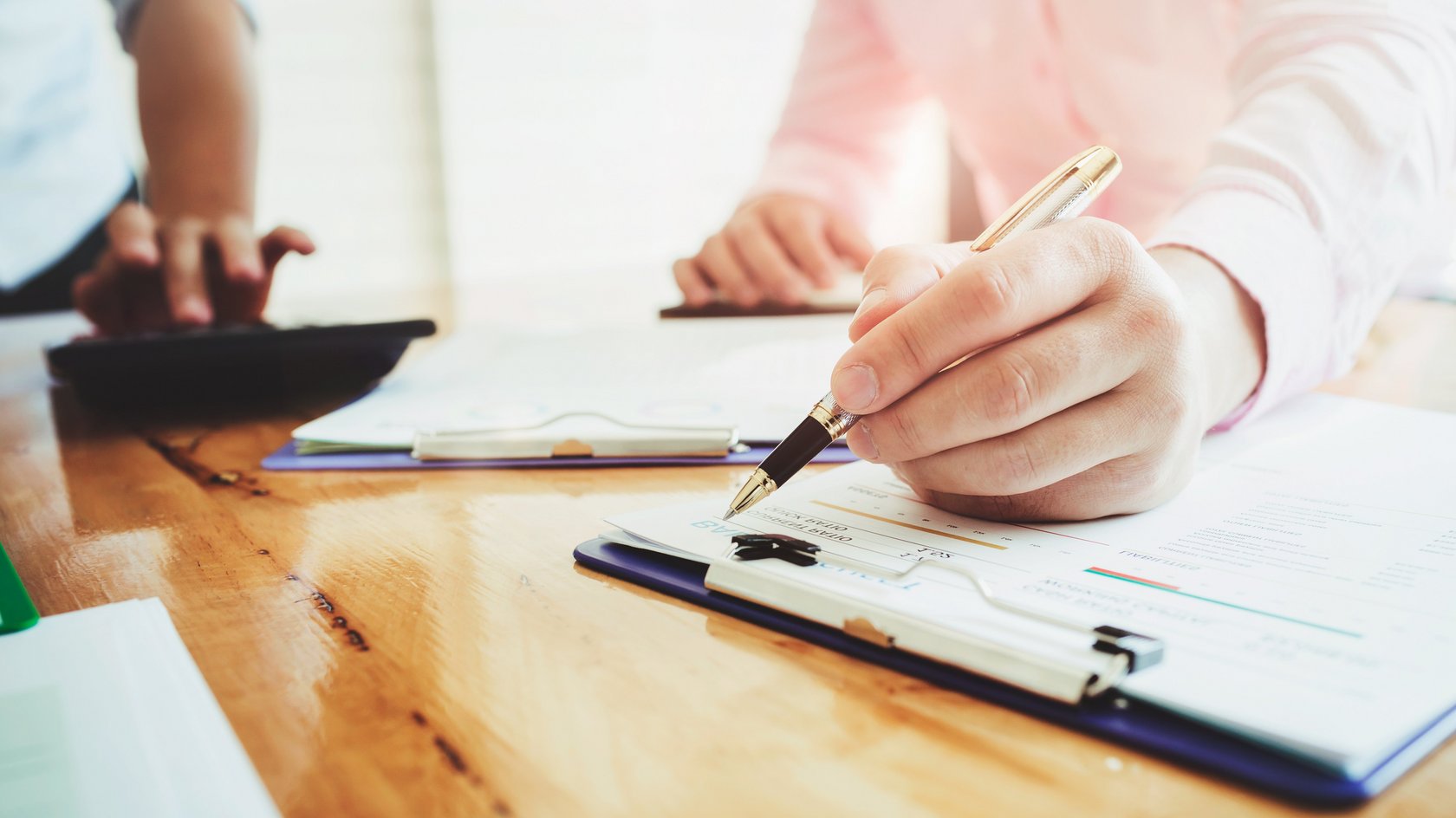 Ein Mann füllt ein Formular aus