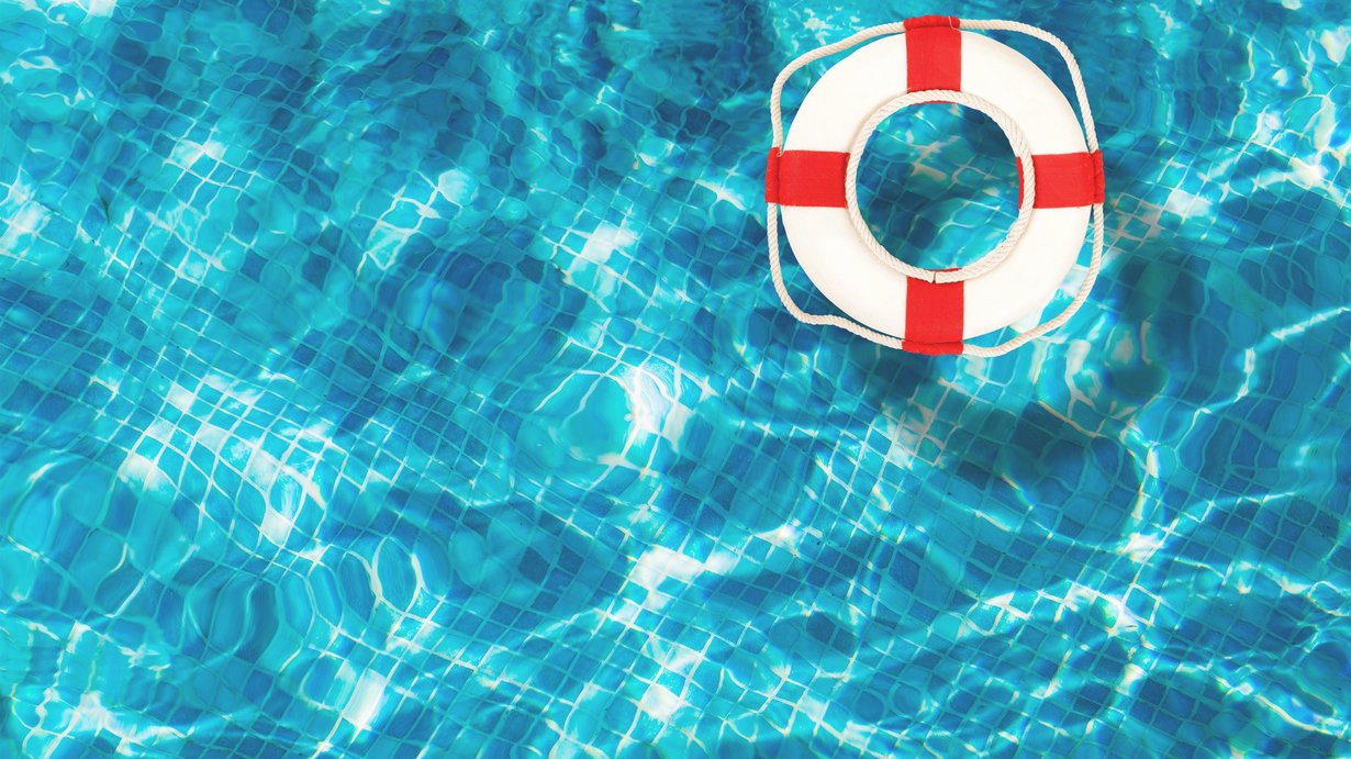 Rettungsschwimmring, der in klarem Poolwasser schwimmt