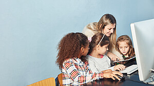 Mädchen am Computer im Informatik Unterricht