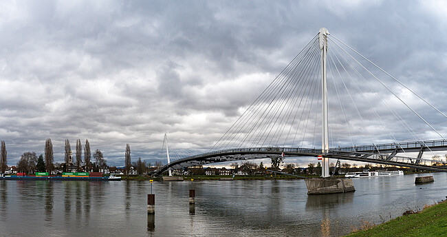 Blick auf die Brücke Passerelle des Deux über den Rhein außerhalb von Straßburg