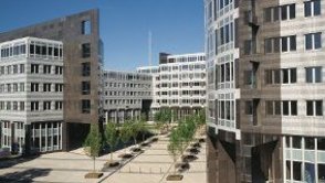 Das Bild zeigt das Regierungspräsidium mit Hofansicht und umlaufenden Gebäuden