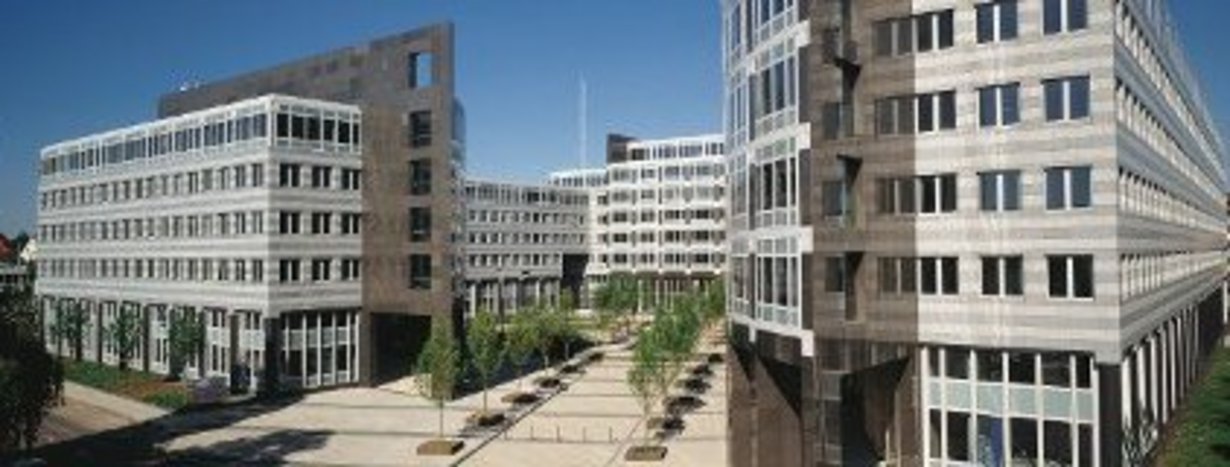 Das Bild zeigt das Regierungspräsidium mit Hofansicht und umlaufenden Gebäuden