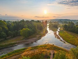 Zu sehen ist der ökologisch umgestaltete Donauzusammenfluss in den ersten Sonnenstrahlen. Eine kürzlich fertiggestellte Maßnahme des Regierungspräsidiums Freiburg.