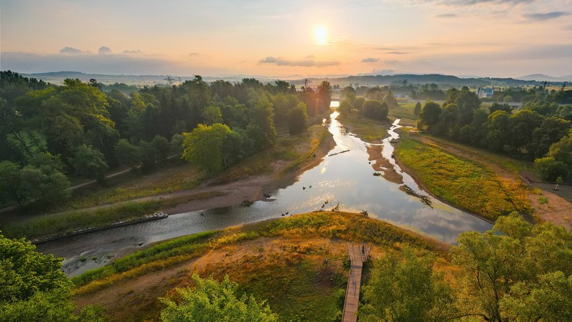 Zu sehen ist der ökologisch umgestaltete Donauzusammenfluss in den ersten Sonnenstrahlen. Eine kürzlich fertiggestellte Maßnahme des Regierungspräsidiums Freiburg.