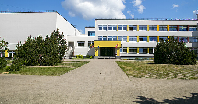Blick von außen auf ein öffentliches Schulgebäude