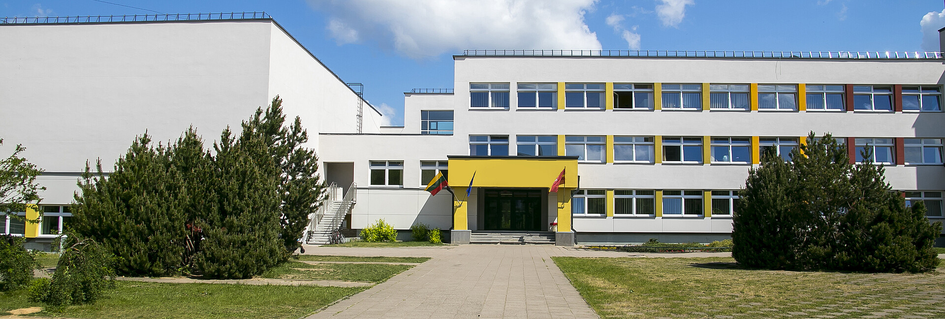 Blick von außen auf ein öffentliches Schulgebäude