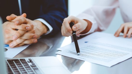 Team prüft Unterlagen