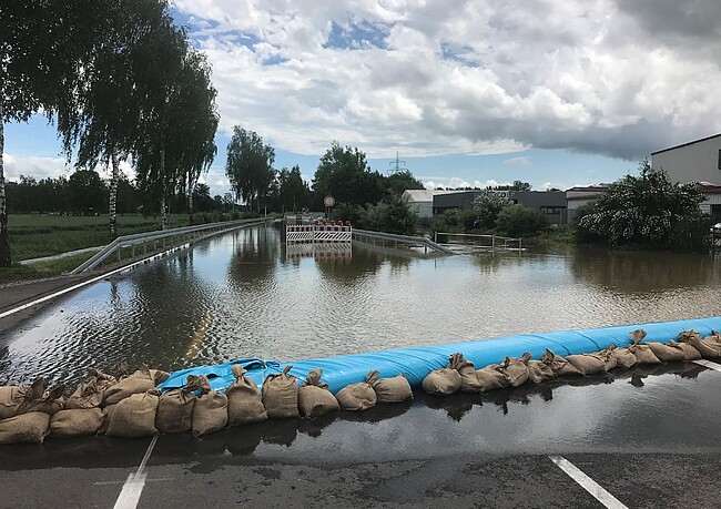 Hochwasser in der Baltringer Straße in Schemmerberg