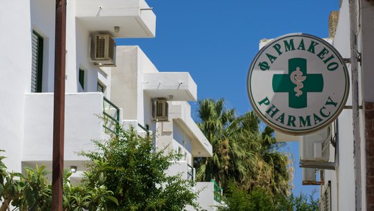 Bild zeigt Apothekenschild in Griechenland auf griechisch und englisch