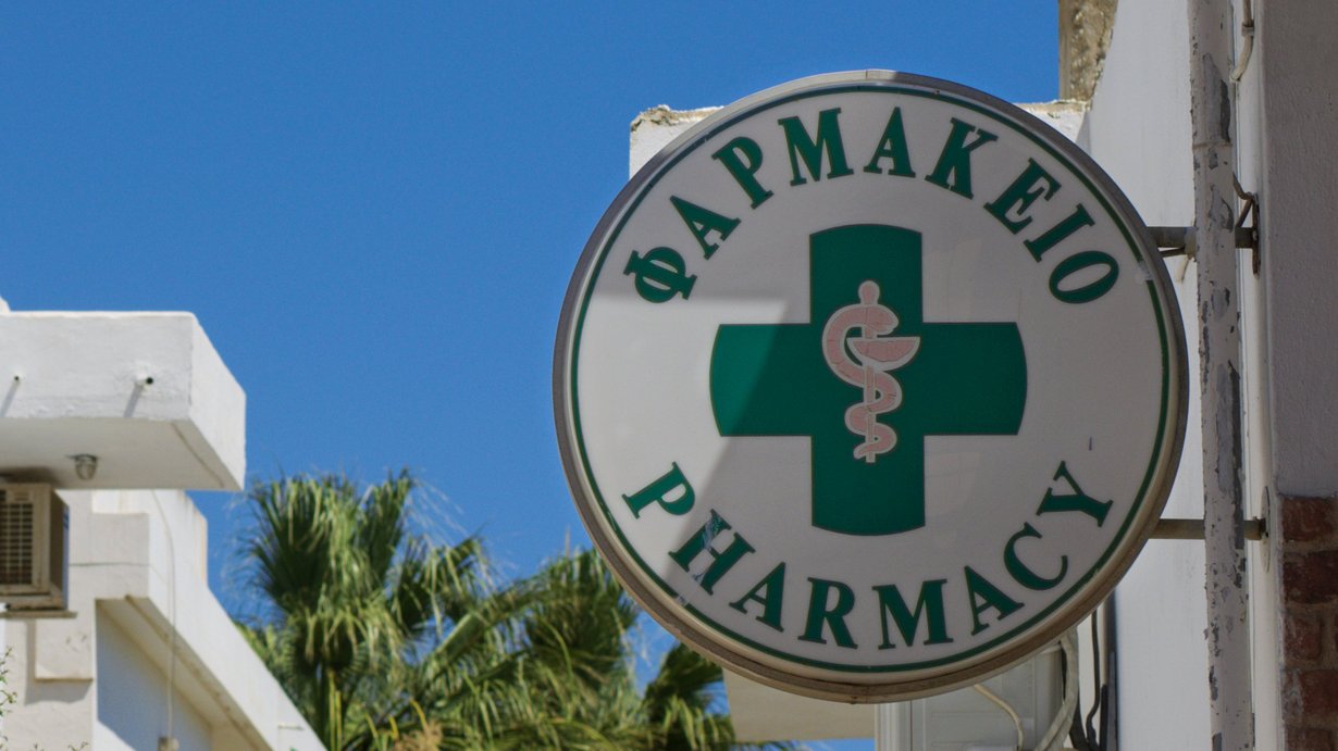 Bild zeigt Apothekenschild in Griechenland auf griechisch und englisch