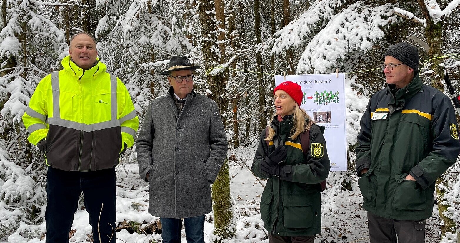 Zu Besuch im Hüfinger Stadtwald: Forstminister Peter Hauk MdL und Anja Peck, Leiterin der Forstdirektion im Regierungspräsidium (2. und 3. von links). 