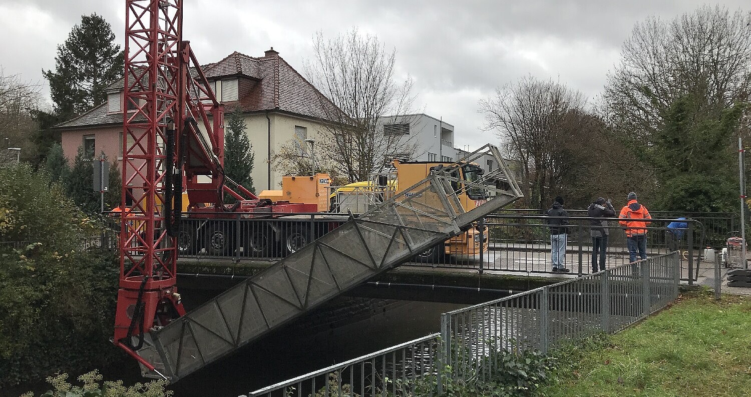Auf diesem Bild sehen Sie den Aufbau des Brückenuntersichtgerätes für die Untersuchung und Beprobung der Brücke über die Pfinz am 28. November 2023