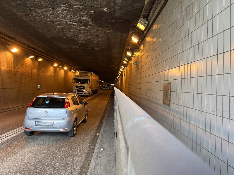 Flughafentunnel mit Kraftfahrzeugen