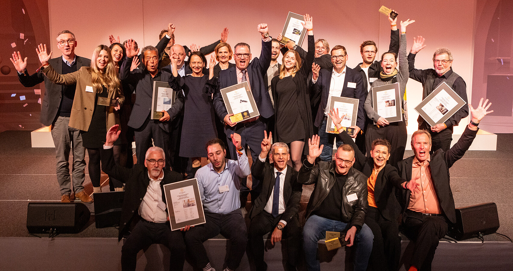 Gruppenbild der Preisträgerinnen und Preisträger für den FOCUS OPEN 2024 und den Mia Seeger Preis 2024