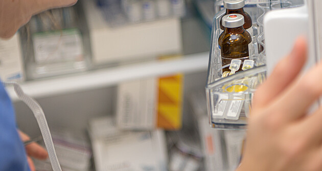 Eine Frau öffnet einen Kühlschrank, in dem Medikamente gelagert werden.