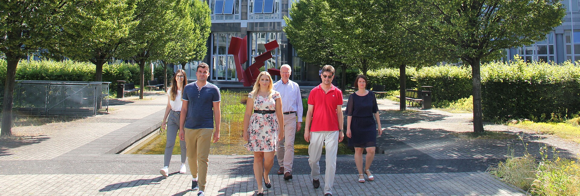 Mitarbeitende im Innenhof des RPS in Vaihingen (Sommer 2019)