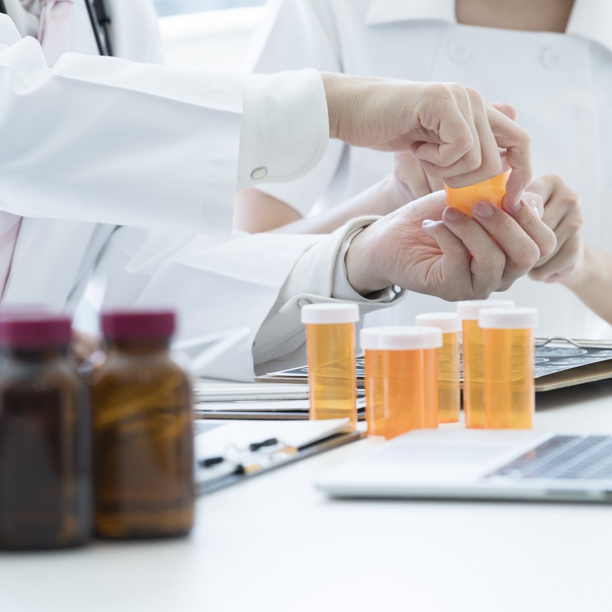 Ärzte bei Betrachten von Arzneidosen