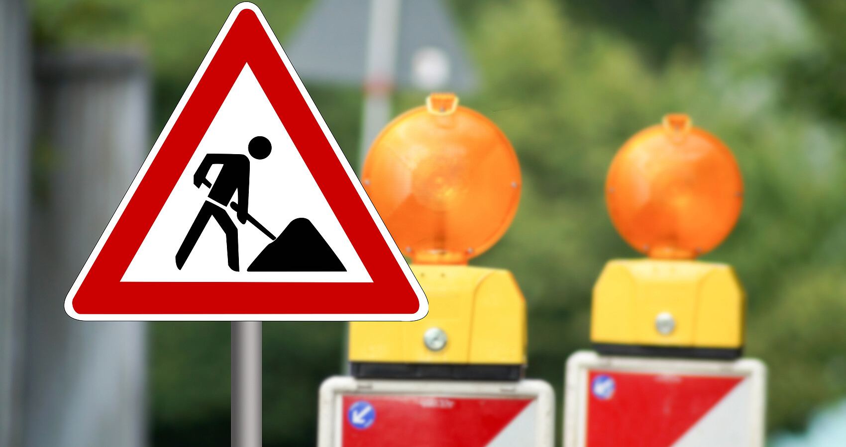 Verkehrsschild und Absperrung an einer Baustelle 