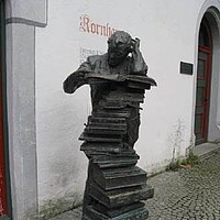 "Der Wahrheitssucher", lebensgroße Broze-Skulptur vor der Stadtbücherei im Kornhaus, Wangen im Allgäu