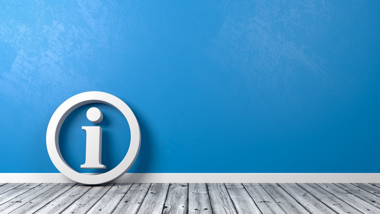 Kleines weißes i in einem weißen, auf dem Holzboden stehenden Kreis