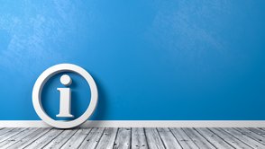 Kleines weißes i in einem weißen, auf dem Holzboden stehenden Kreis