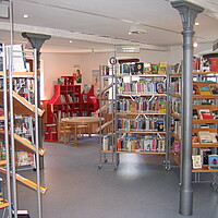 Gemeindebücherei Ammerbuch-Pfäffingen mit Buchregalen und Bilderbuchtrögen im Hintergrund