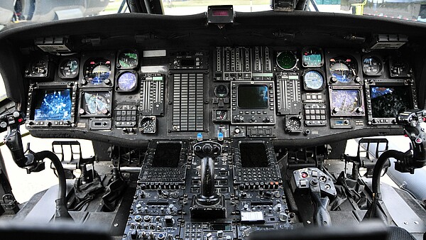 Bild zeigt ein Cockpit eines Flugzeugs