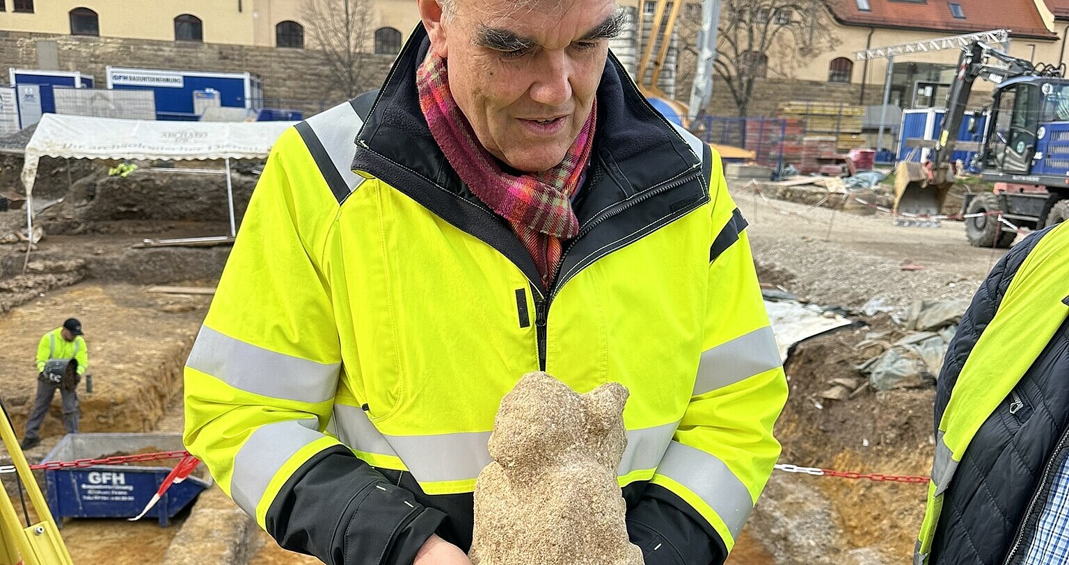 Dr. Andreas Thiel vom LAD mit dem der Steinfigur