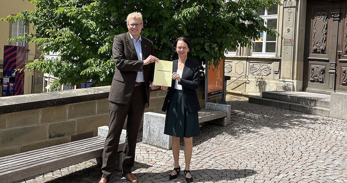 Bild zeigt Regierungspräsidentin Susanne Bay mit Oberbürgermeister Daniel Bullinger