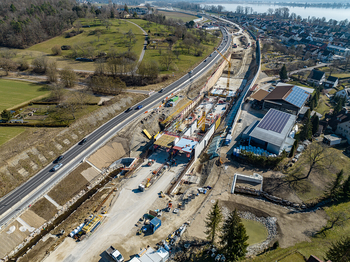 Röhre „rechts“ bereits mit begonnener Tunneldecke