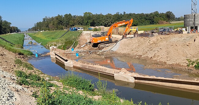 Der Schutterentlastungskanal wird mit zwei Baggern saniert