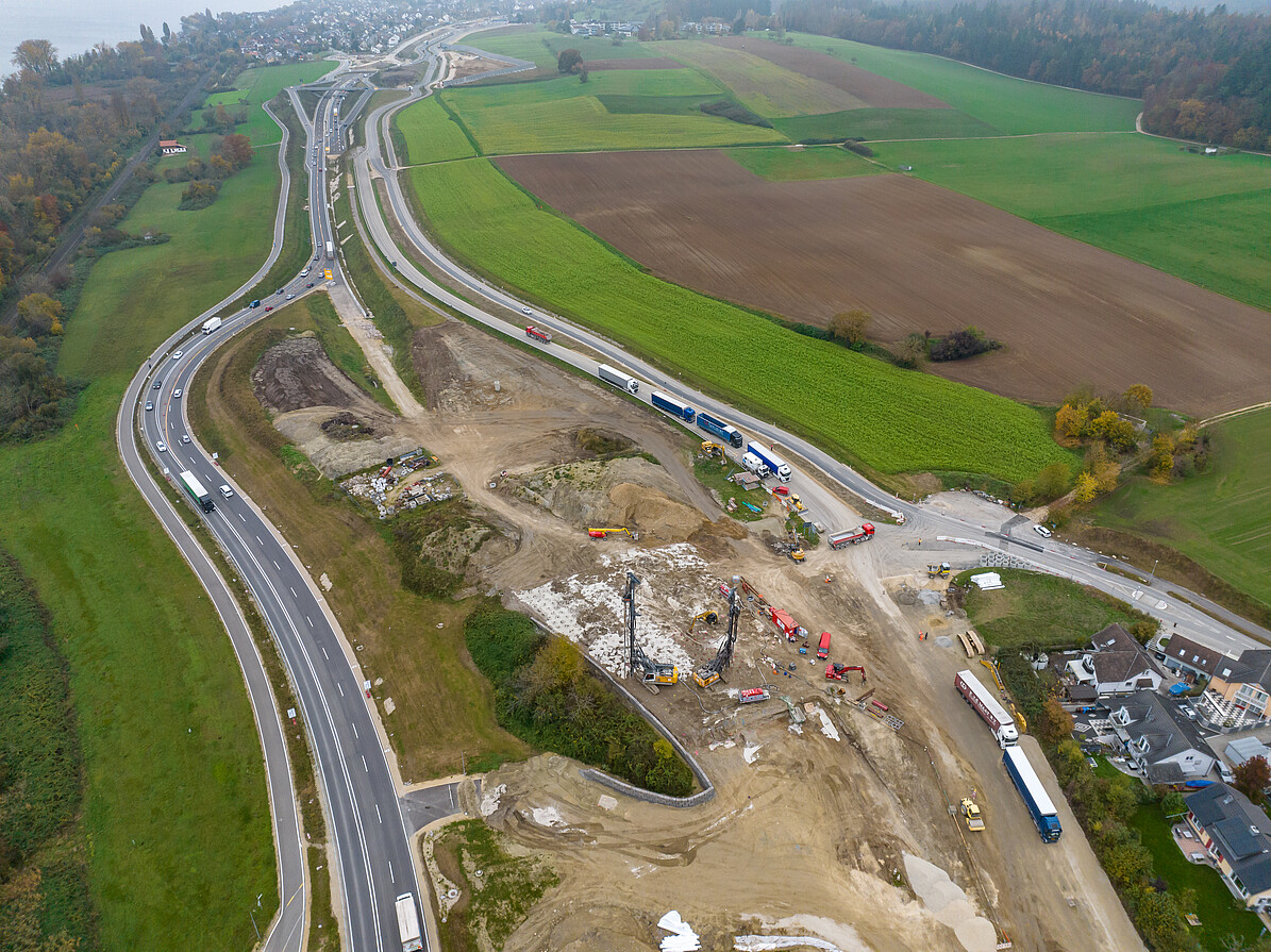 Blick auf Ortseingang Hegne West; Erdmassen in der Mitte: Teil der Vorkonsolidierung