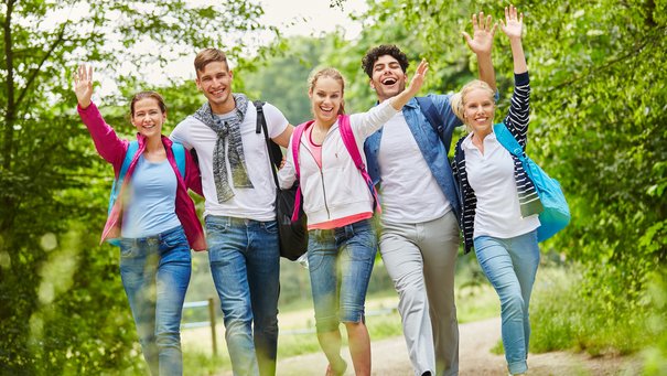 Mehrere fröhliche Jugendliche bei einer Wanderung