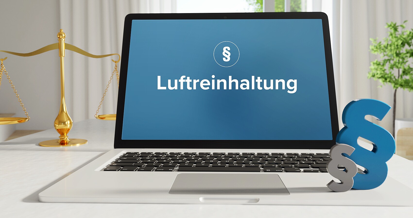 Laptop im Büro mit dem Schrift Luftreinhaltung und einem Paragrafenzeichen auf dem Monitor