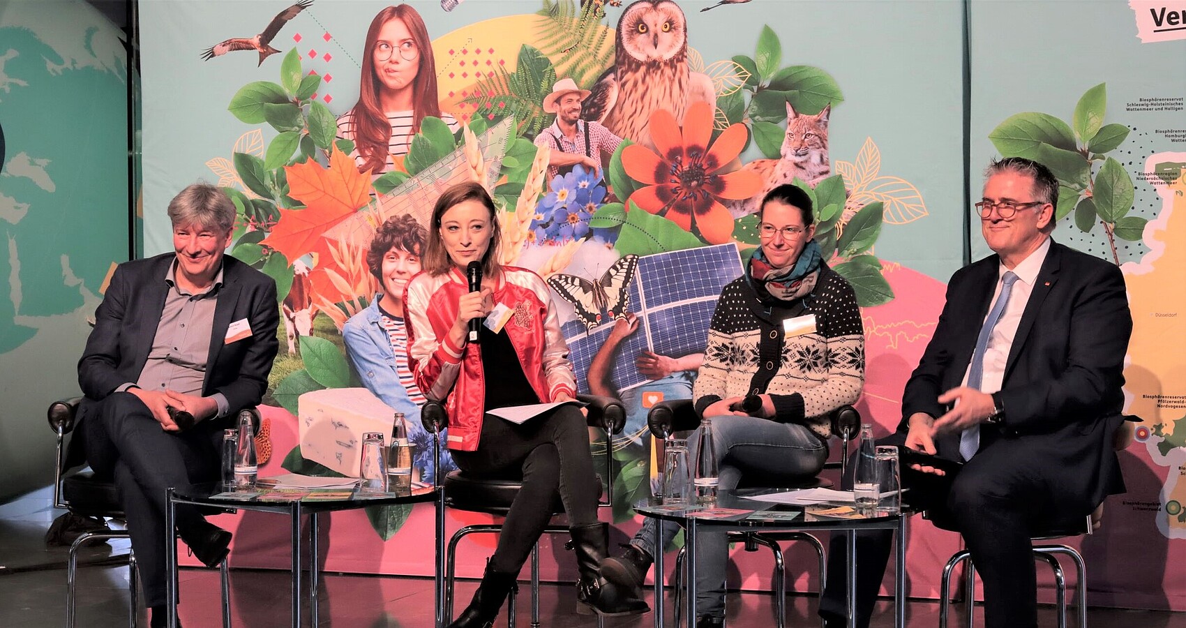 Das Bild zeigt die Podiumsdiskussion mit Michael Donth, Achim Nagel sowie Melanie Klock moderiert von Sängerin und Autorin Annie Heger
