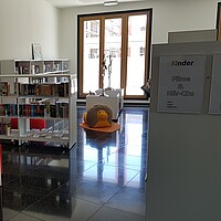 Bibliothek im Rathaus Salem - Kinderbereich mit roten Sitzmöbeln