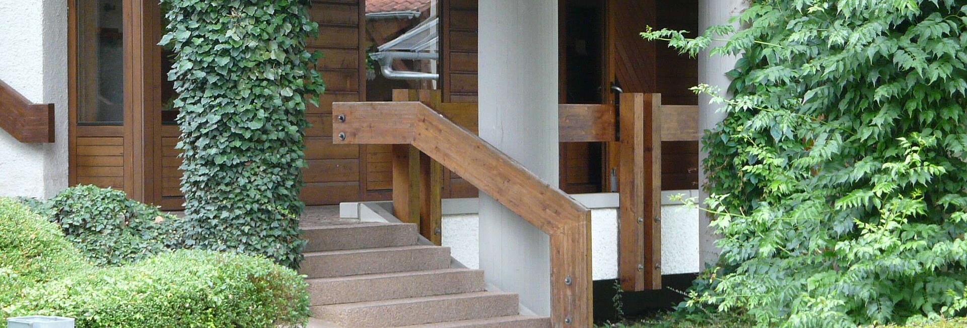 Treppe mit Holzgeländer