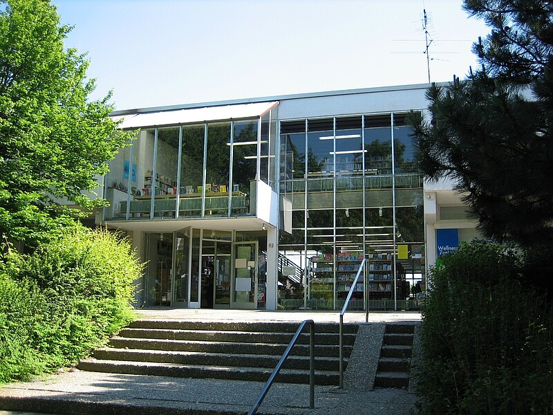 Die Stadtteilbibliothek Böfingen befindet sich in Böfingens Mitte am Rand eines Einkaufs- und Dienstleistungszentrums