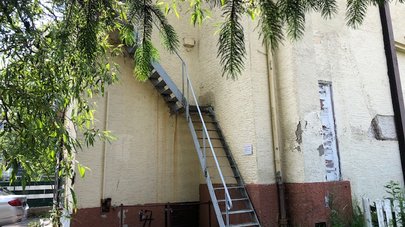 Aufgang mit Stahltreppe im Hinterhof