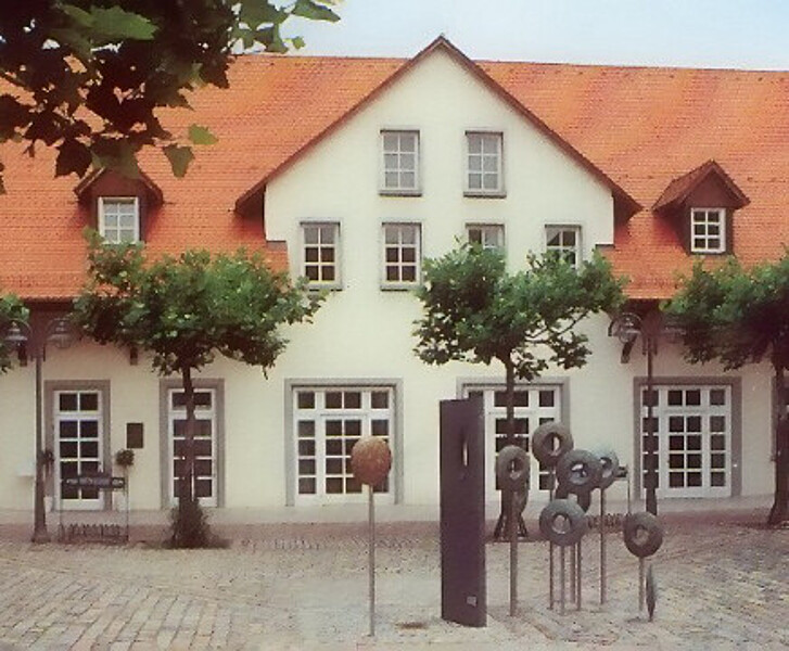 Bücherei im Münzhof Langenargen - von aussen mit Vorplatz mit Bronzefiguren