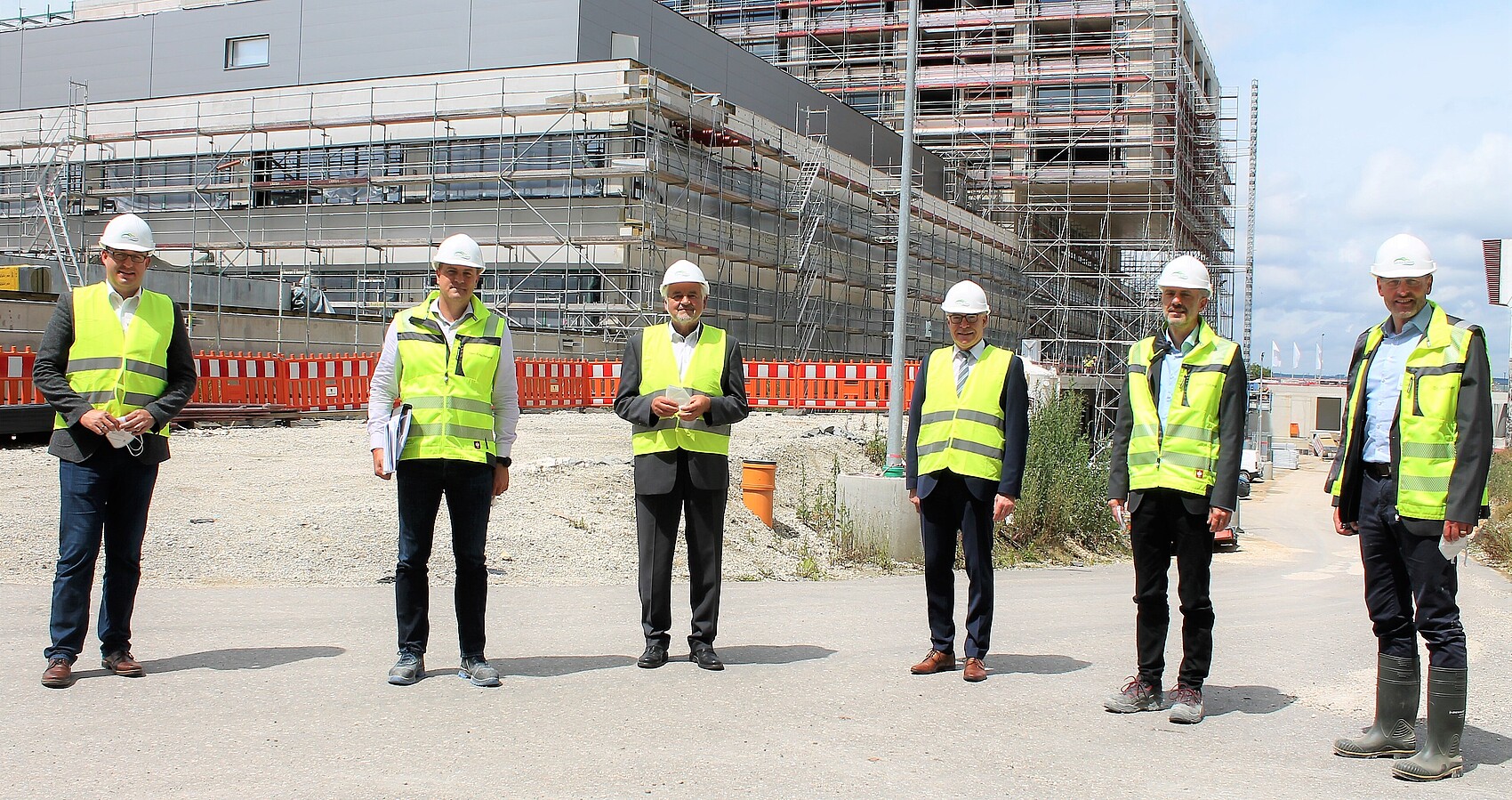 Bild zeigt die Teilnehmer des Rundgangs über die Baustelle des Neubaus der Klinik am Eichert 